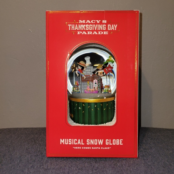 Macy's 2024 Thanksgiving Day Parade Holiday Lane Waterglobe - Picture 4 of 12